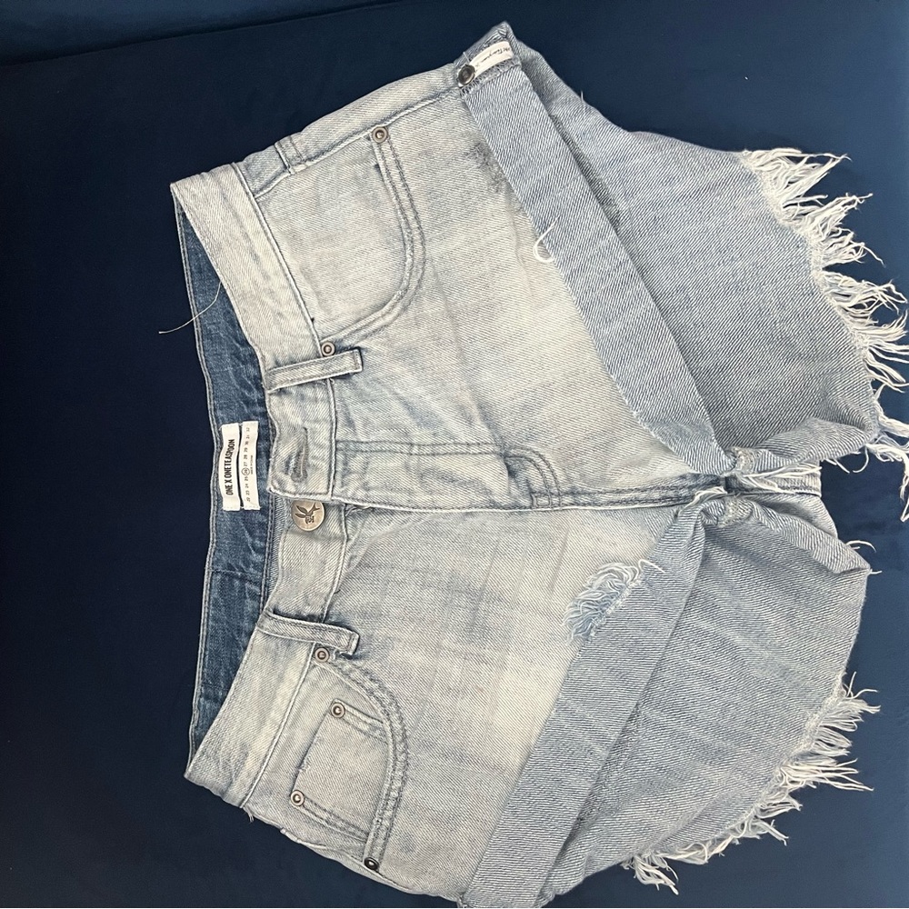 Good condition one teaspoon shorts size 26!